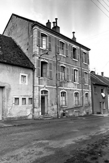 Façade antérieure de trois quarts gauche. © Région Bourgogne-Franche-Comté, Inventaire du patrimoine