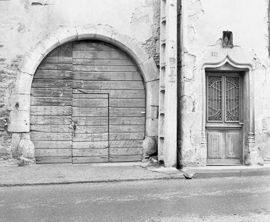 Maison (AK 36) 44 rue Edouard Bastide : porte cochère et porte piétonne. © Région Bourgogne-Franche-Comté, Inventaire du patrimoine