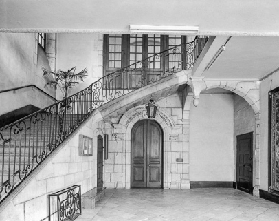 Intérieur : le vestibule, l'escalier et la porte conduisant à la chapelle. © Région Bourgogne-Franche-Comté, Inventaire du patrimoine