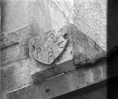 Façade antérieure, détail : pierre portant l'inscription PPC et la date 1604, vue de trois quarts droit. © Région Bourgogne-Franche-Comté, Inventaire du patrimoine