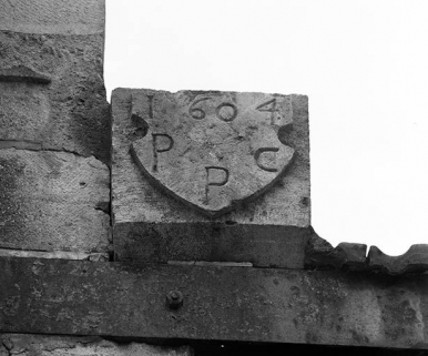 Façade antérieure, détail : pierre portant l'inscription PPC et la date 1604, vue en contre-plongée. © Région Bourgogne-Franche-Comté, Inventaire du patrimoine