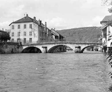 Vue de trois quarts depuis la rive droite. © Région Bourgogne-Franche-Comté, Inventaire du patrimoine