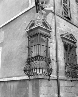 Façade antérieure, détail : baie d'angle et 1ère baie du rez-de-chaussée. © Région Bourgogne-Franche-Comté, Inventaire du patrimoine