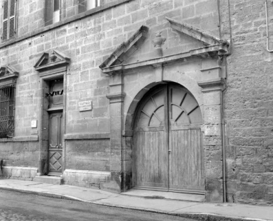 Façade antérieure : porte piétonne et porte cochère. © Région Bourgogne-Franche-Comté, Inventaire du patrimoine