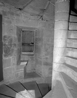 Intérieur : escalier baie du 1er étage avec volet fermé. © Région Bourgogne-Franche-Comté, Inventaire du patrimoine