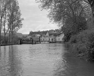 Vue d'ensemble en amont de la Loue en 1977. © Région Bourgogne-Franche-Comté, Inventaire du patrimoine Vue d'ensemble en amont de la Loue en 1977. © Région Bourgogne-Franche-Comté, Inventaire du patrimoine