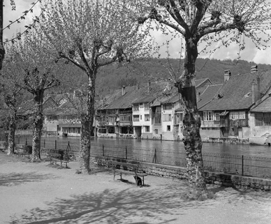 Façades postérieures des maisons de la place Gustave Courbet depuis la rive gauche de la Loue. © Région Bourgogne-Franche-Comté, Inventaire du patrimoine