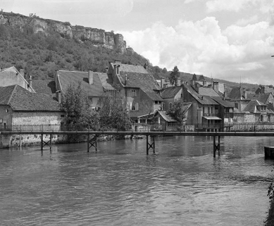 Façades postérieures des maisons de la rue Pierre-Vernier en aval de la passerelle. © Région Bourgogne-Franche-Comté, Inventaire du patrimoine