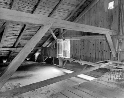 Charpente et lambrechure antérieure à surplomb cintré. © Région Bourgogne-Franche-Comté, Inventaire du patrimoine Charpente et lambrechure antérieure à surplomb cintré. © Région Bourgogne-Franche-Comté, Inventaire du patrimoine