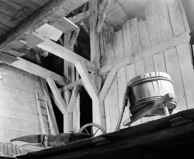 Intérieur : combles, fermes de charpente jumelées en arrière des "tués" au niveau de la faîtière. © Région Bourgogne-Franche-Comté, Inventaire du patrimoine