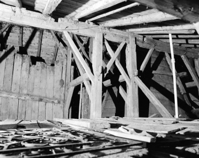 Intérieur : combles, fermes de charpente jumelées en arrière des "tués"au niveau d'une panne. © Région Bourgogne-Franche-Comté, Inventaire du patrimoine