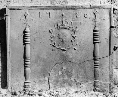 Intérieur : "tué" droit, plaque de cheminée. © Région Bourgogne-Franche-Comté, Inventaire du patrimoine