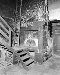 Intérieur : "tué" droit, four et départ de l'escalier. © Région Bourgogne-Franche-Comté, Inventaire du patrimoine