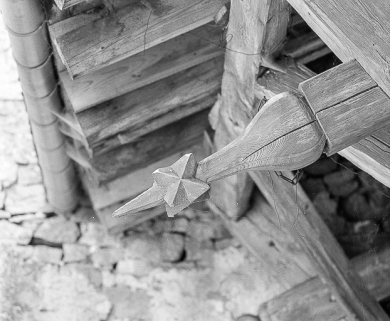 Extrémité d'arbalétriers sculptés. © Région Bourgogne-Franche-Comté, Inventaire du patrimoine