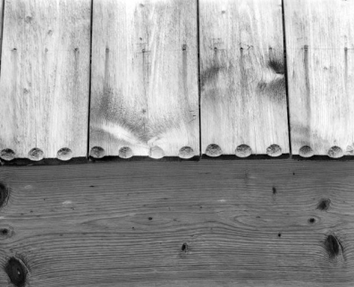 Détail : extrémité inférieure des planches de la lambrechure de la façade. © Région Bourgogne-Franche-Comté, Inventaire du patrimoine