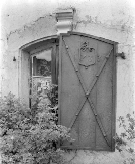 Fenêtre du "carré" : volet fermé. © Région Bourgogne-Franche-Comté, Inventaire du patrimoine