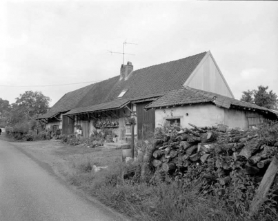 Façade antérieure vue de trois-quarts droit. © Région Bourgogne-Franche-Comté, Inventaire du patrimoine