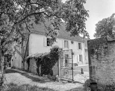 Ferme n° 16 : façade antérieure : vue de trois quarts de la partie gauche. © Région Bourgogne-Franche-Comté, Inventaire du patrimoine