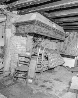 Ferme n° 16 : cheminée de la pièce d'habitation. © Région Bourgogne-Franche-Comté, Inventaire du patrimoine