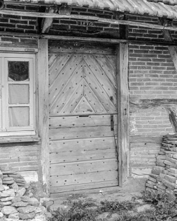 Détail : porte d'entrée de l'habitation. © Région Bourgogne-Franche-Comté, Inventaire du patrimoine