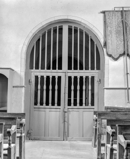 Intérieur : détail, porte d'entrée de la nef. © Région Bourgogne-Franche-Comté, Inventaire du patrimoine