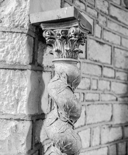 Détail : partie supérieure d'une colonne. © Région Bourgogne-Franche-Comté, Inventaire du patrimoine