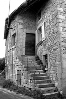 Escalier sur la façade antérieure vu de trois quarts droit. © Région Bourgogne-Franche-Comté, Inventaire du patrimoine