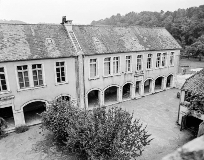 Salles de classe et préau. © Région Bourgogne-Franche-Comté, Inventaire du patrimoine