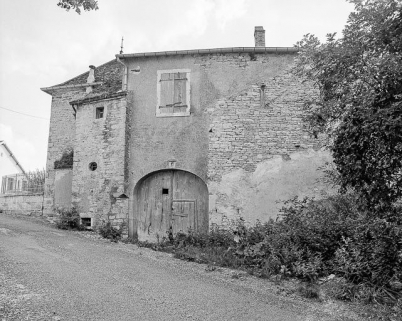 Vue rapprochée de la façade latérale droite. © Région Bourgogne-Franche-Comté, Inventaire du patrimoine