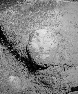 Tête sculptée dans le mur. © Région Bourgogne-Franche-Comté, Inventaire du patrimoine