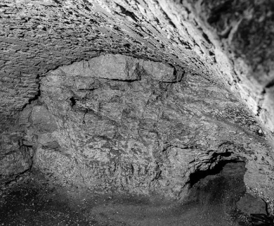Cave taillée dans le rocher. © Région Bourgogne-Franche-Comté, Inventaire du patrimoine