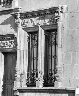 Façade sur cour. Détail : fenêtre du rez-de-chaussée. © Région Bourgogne-Franche-Comté, Inventaire du patrimoine