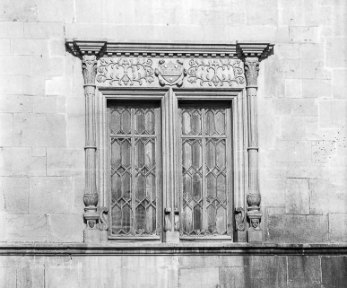 Détail : linteau de la fenêtre droite. © Région Bourgogne-Franche-Comté, Inventaire du patrimoine