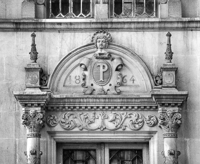 Détail : partie supérieure de la porte d'entrée. © Région Bourgogne-Franche-Comté, Inventaire du patrimoine