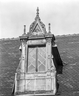 Façade sur rue. Détail : lucarne. © Région Bourgogne-Franche-Comté, Inventaire du patrimoine