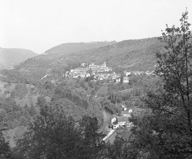 Vue générale depuis le point de vue en bordure de la N67 en amont du village. © Région Bourgogne-Franche-Comté, Inventaire du patrimoine