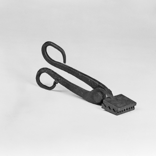 Mâche croûte à dents pointues fermé. Collection particulière : Louis Girard. © Région Bourgogne-Franche-Comté, Inventaire du patrimoine