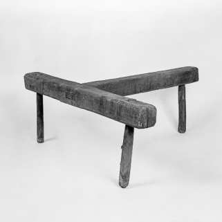 Trépied à lessive à trois pieds pour la seille en bois. Collection particulière : Louis Girard. © Région Bourgogne-Franche-Comté, Inventaire du patrimoine