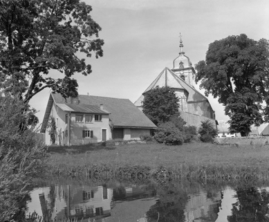 Chevet de l'église et emplacement de l'ancien prieuré. © Région Bourgogne-Franche-Comté, Inventaire du patrimoine