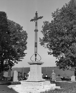 Croix monumentale dans l'enclos du cimetière. © Région Bourgogne-Franche-Comté, Inventaire du patrimoine