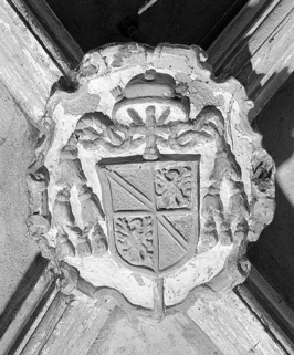 Clef de voûte, vaisseau gauche de la nef, 3e travée, aux armes de l'archevêque Ferdinand de Rye. © Région Bourgogne-Franche-Comté, Inventaire du patrimoine
