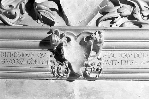 Détail : inscription de l'entablement, partie centrale. © Région Bourgogne-Franche-Comté, Inventaire du patrimoine