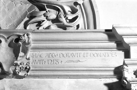 Détail : inscription de l'entablement, partie droite. © Région Bourgogne-Franche-Comté, Inventaire du patrimoine