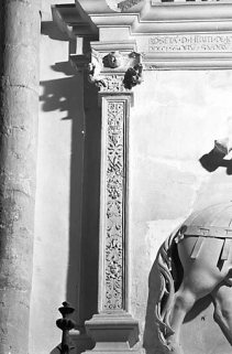 Détail : pilastre gauche. © Région Bourgogne-Franche-Comté, Inventaire du patrimoine