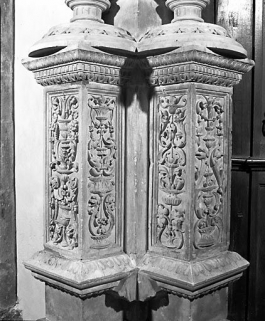 Détail : piédestaux gauches. © Région Bourgogne-Franche-Comté, Inventaire du patrimoine
