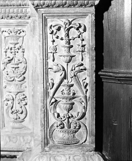 Détail : piédestal de la colonnette interne gauche, face droite. © Région Bourgogne-Franche-Comté, Inventaire du patrimoine