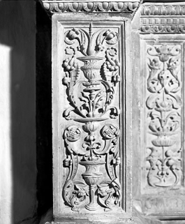 Détail : piédestal de la colonnette externe gauche, face antérieure. © Région Bourgogne-Franche-Comté, Inventaire du patrimoine