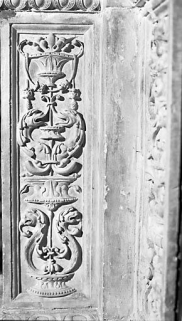 Détail : piédestal de la colonnette externe gauche, face droite. © Région Bourgogne-Franche-Comté, Inventaire du patrimoine