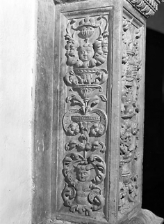 Détail : piédestal de la colonnette externe de gauche, face gauche. © Région Bourgogne-Franche-Comté, Inventaire du patrimoine