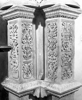 Détail : piédestaux droits. © Région Bourgogne-Franche-Comté, Inventaire du patrimoine